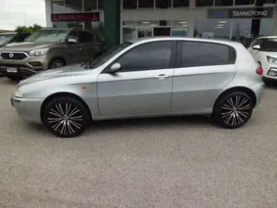 Alfa Romeo 147 1.9 JTD (115) 5 porte Distinctive del 2002 usata a Pordenone