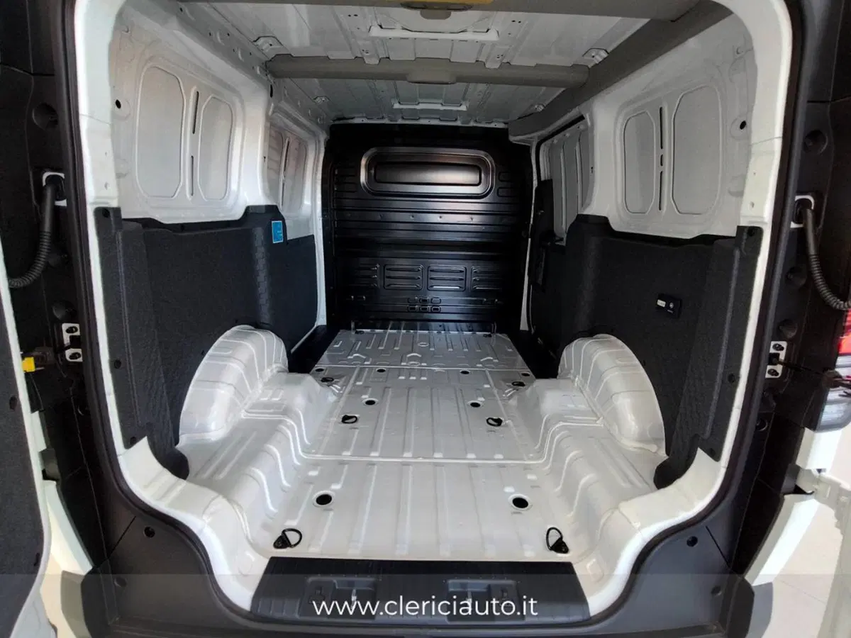 Kia PV5 Cabinato nuova a Como (15)