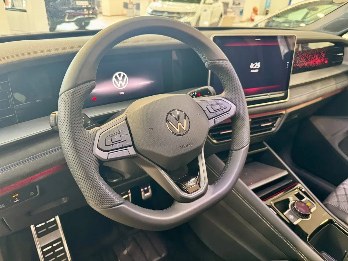 Volkswagen Tayron nuova a Varese (9)