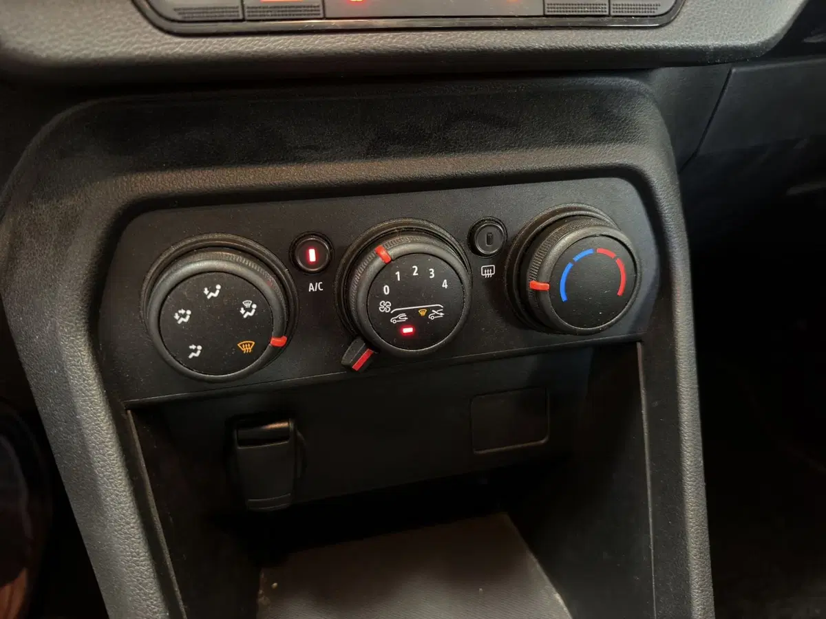 Dacia Sandero usata a Milano (13)