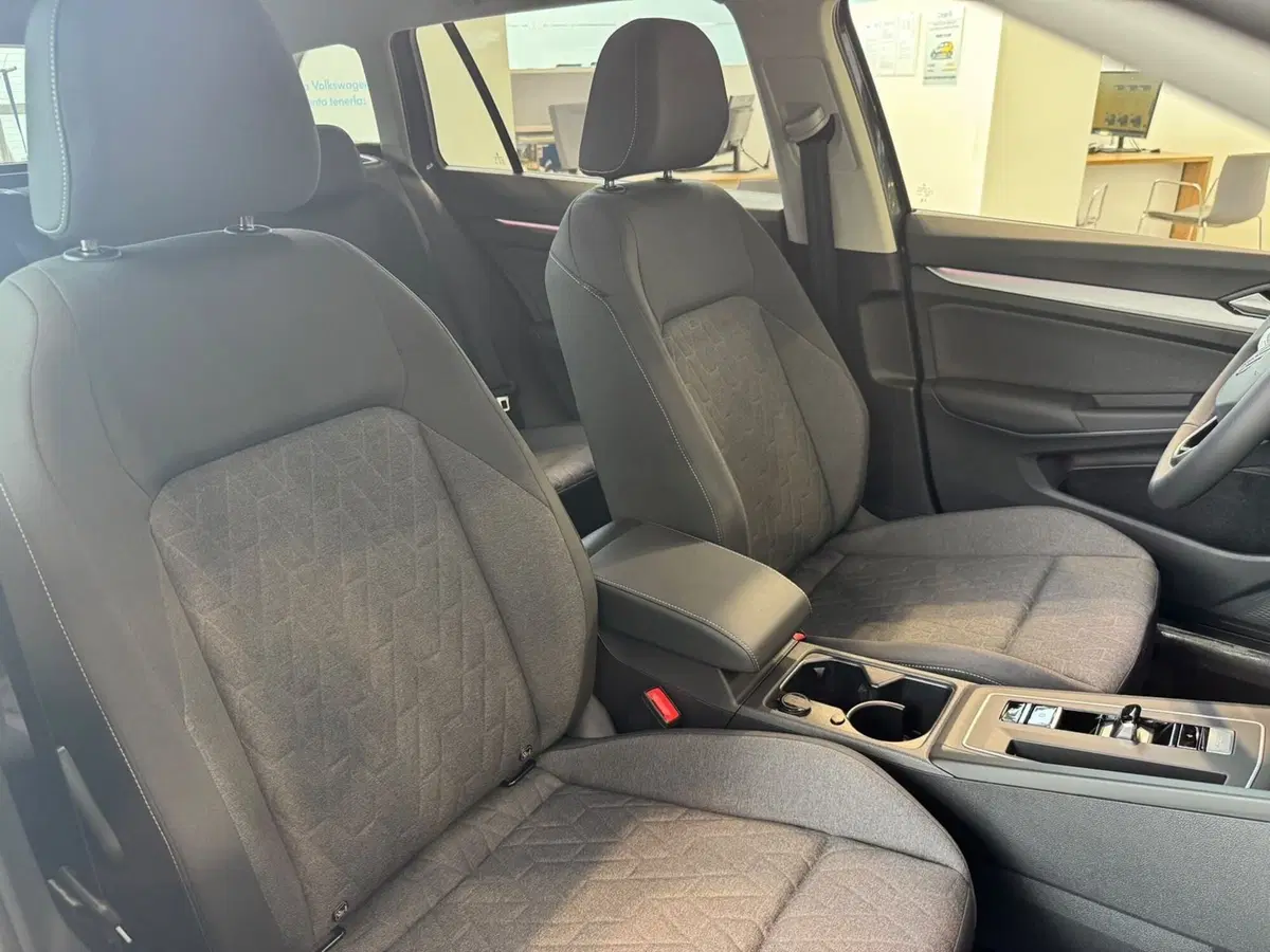 Volkswagen Golf Variant nuova a Varese (10)