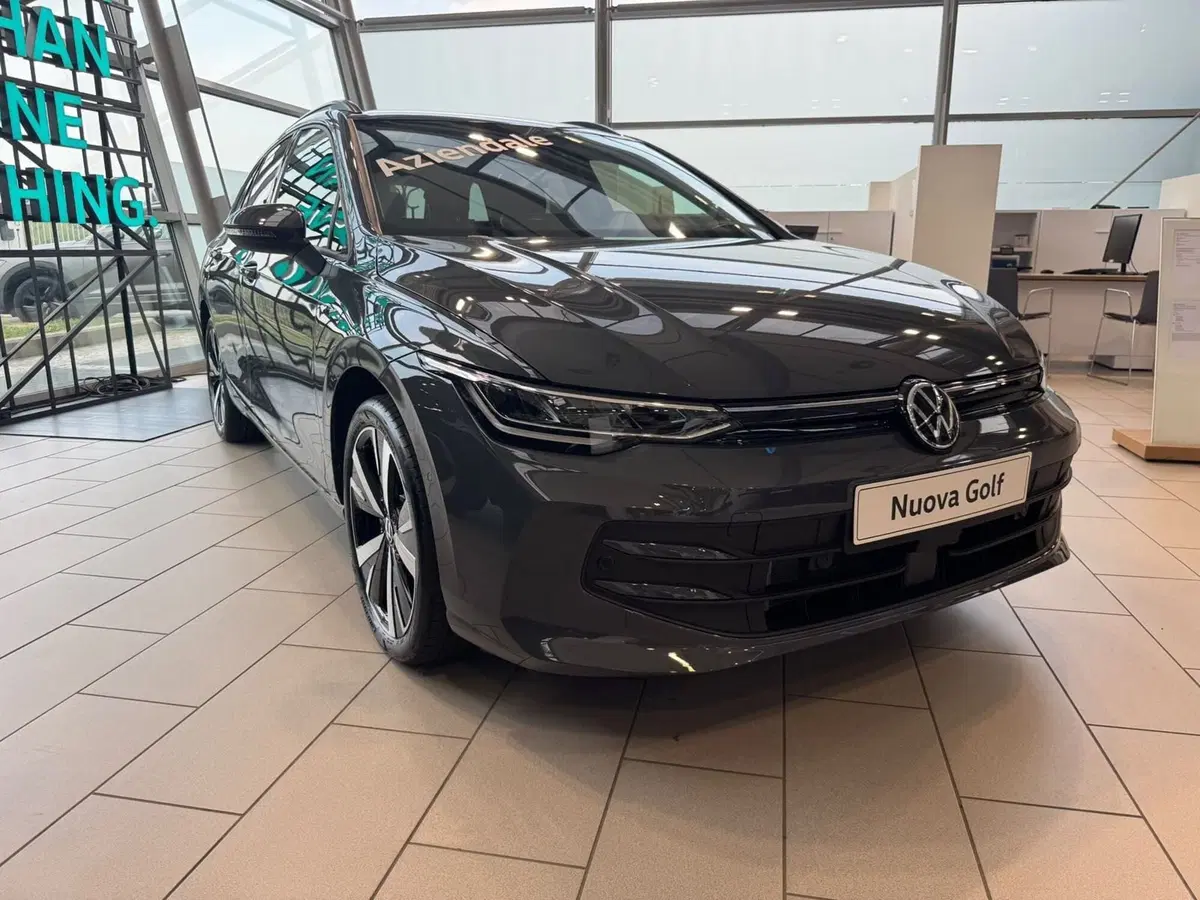 Volkswagen Golf Variant nuova a Varese (2)