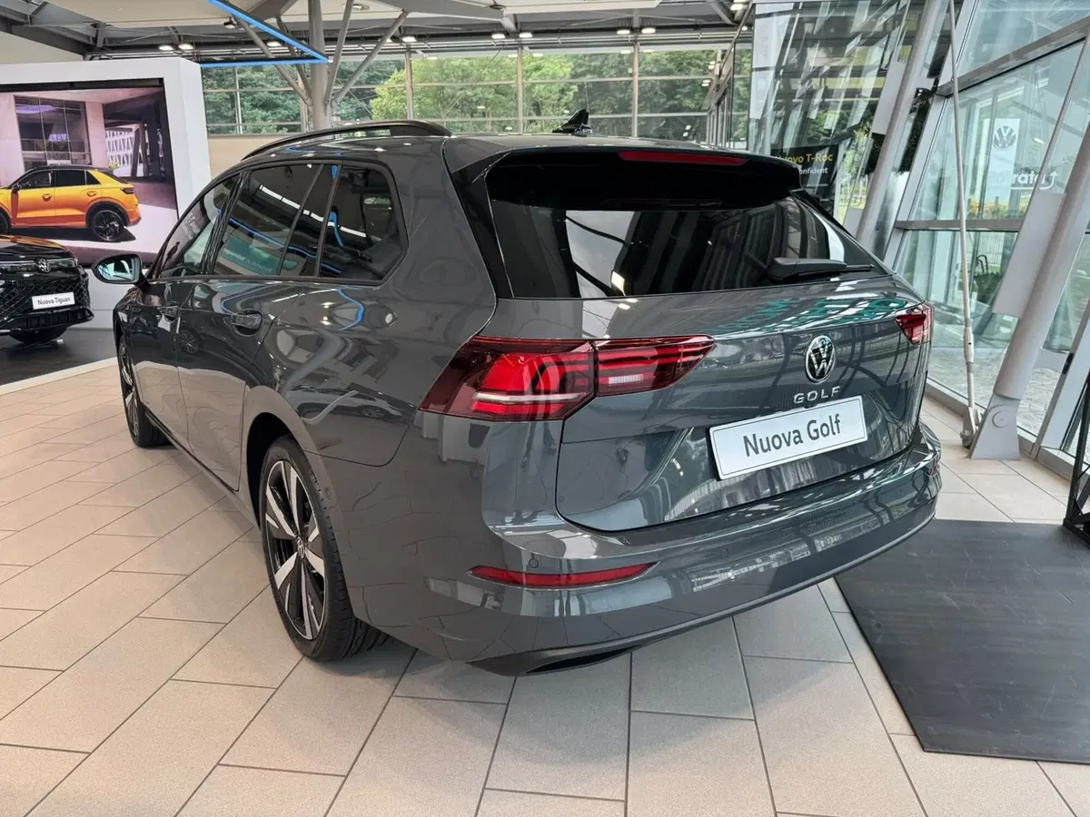Volkswagen Golf Variant nuova a Varese (3)