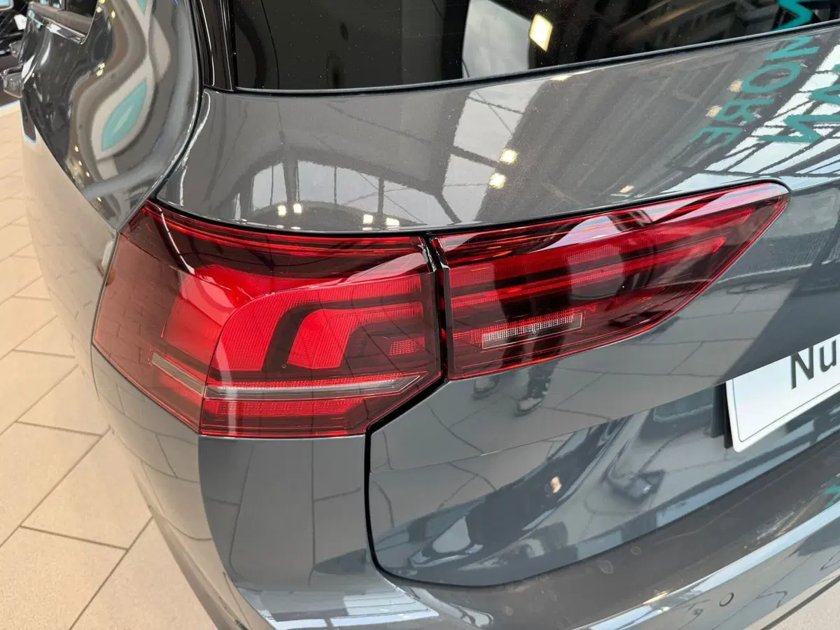 Volkswagen Golf Variant nuova a Varese (6)