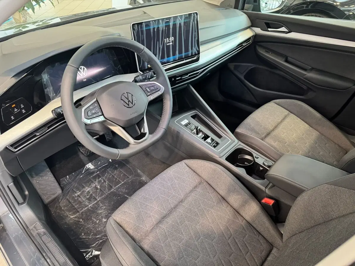 Volkswagen Golf Variant nuova a Varese (8)