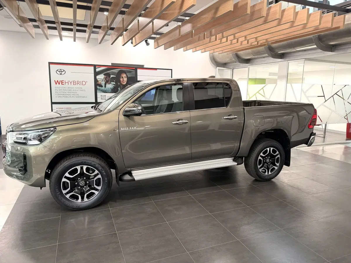 Toyota Hilux nuova a Bergamo (2)