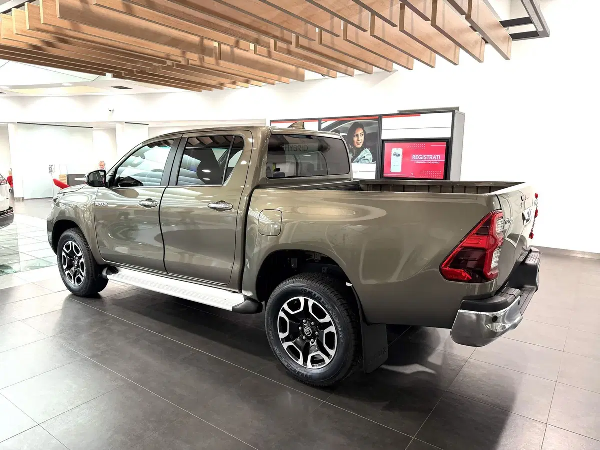 Toyota Hilux nuova a Bergamo (4)