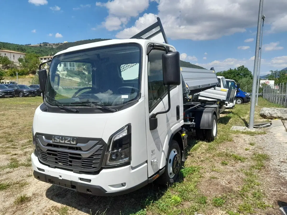 Isuzu M27 nuova a L'Aquila (10)