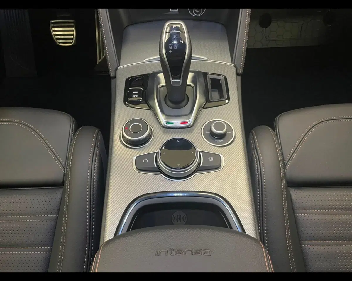 Alfa Romeo Stelvio usata a Alessandria (9)