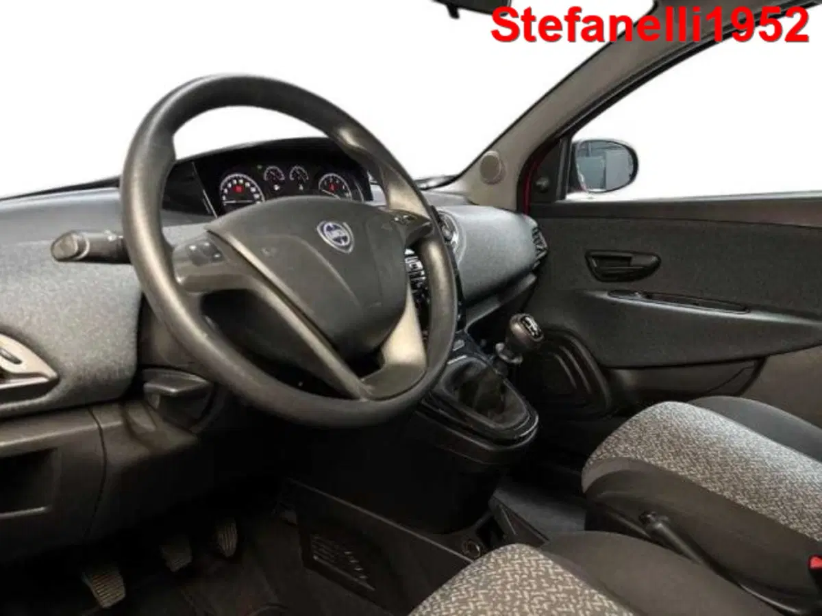 Lancia Ypsilon usata a Bologna (11)