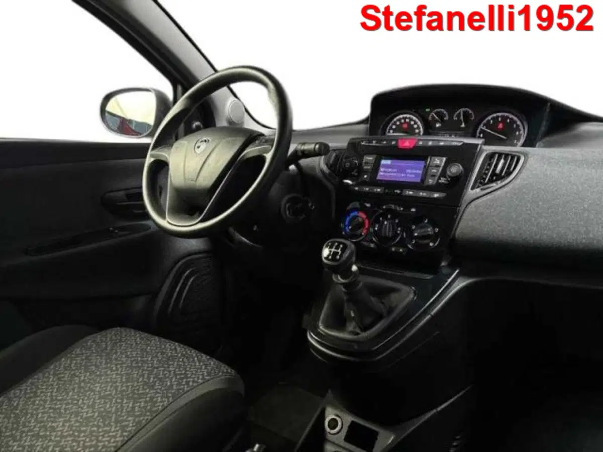 Lancia Ypsilon usata a Bologna (15)