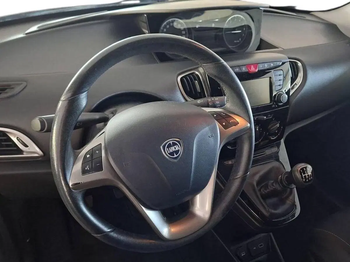 Lancia Ypsilon usata a Torino (10)