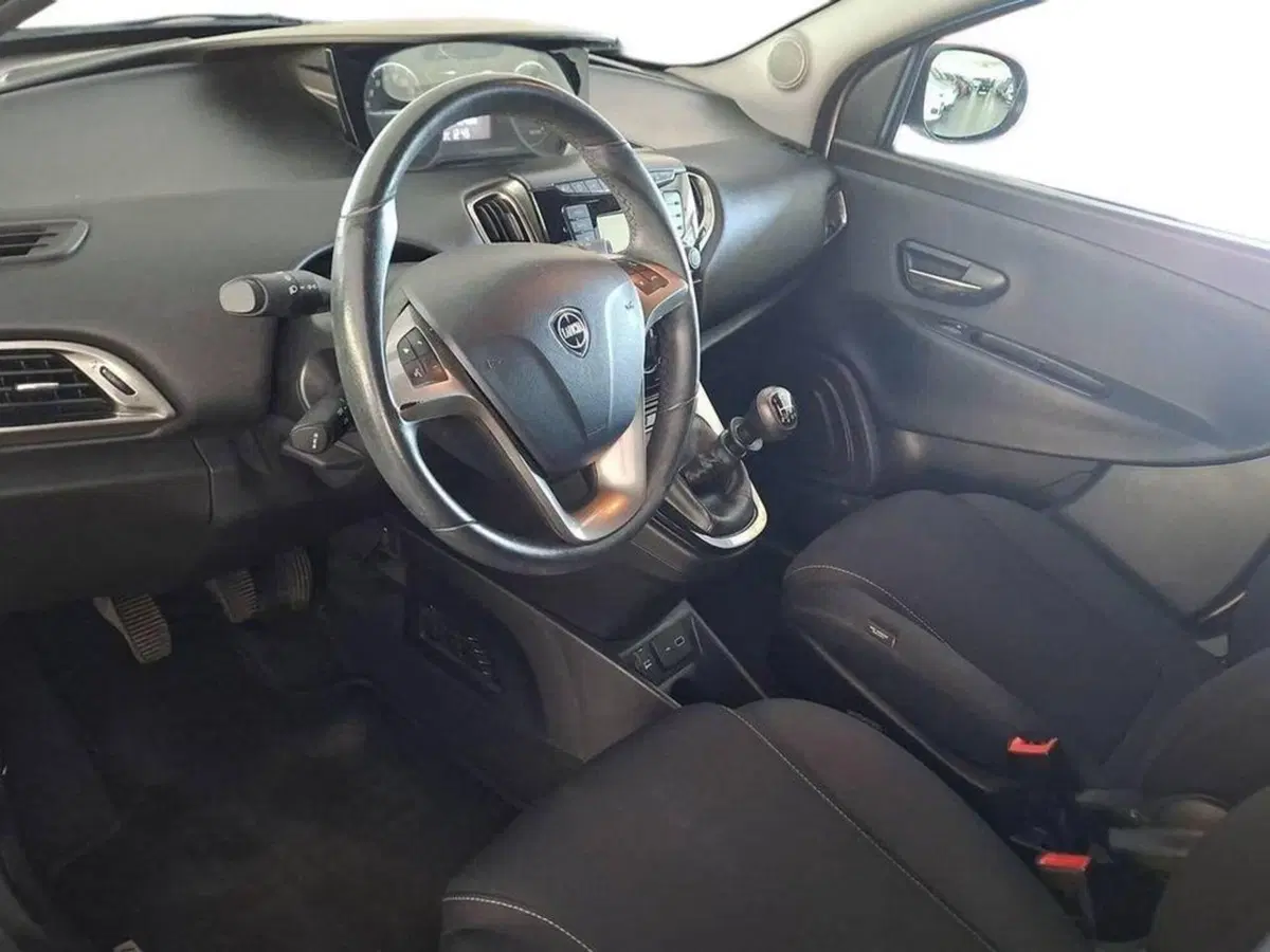 Lancia Ypsilon usata a Torino (9)
