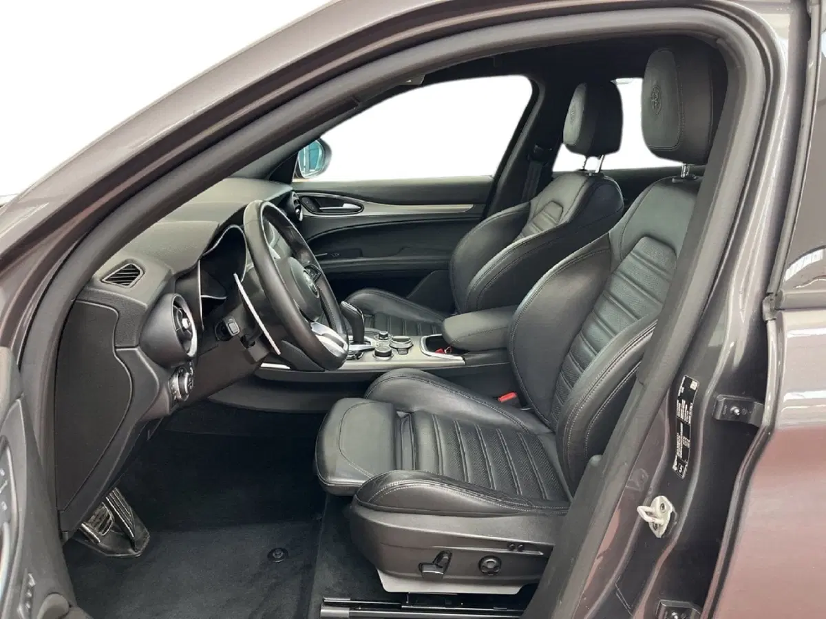 Alfa Romeo Stelvio usata a Torino (10)