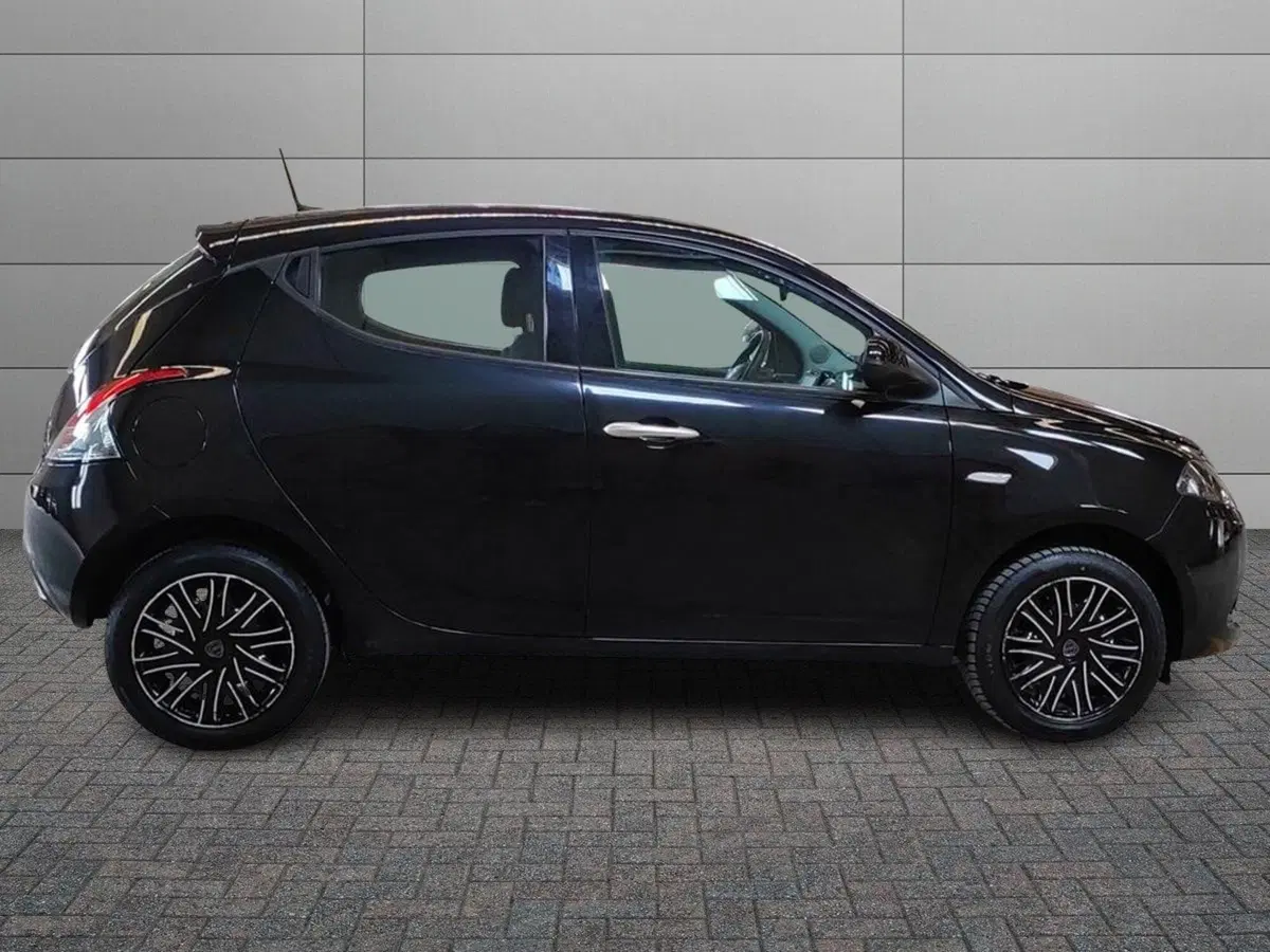 Lancia Ypsilon usata a Milano (3)