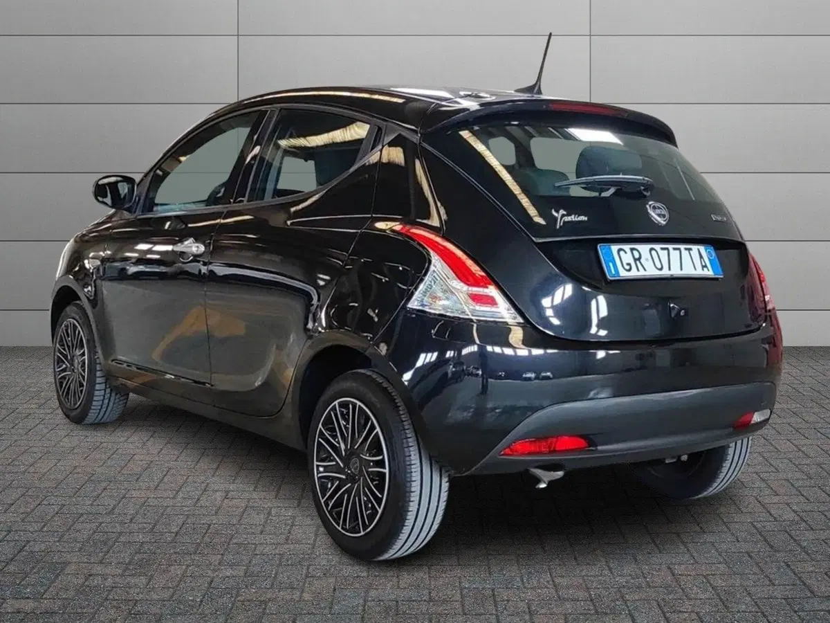 Lancia Ypsilon usata a Milano (4)