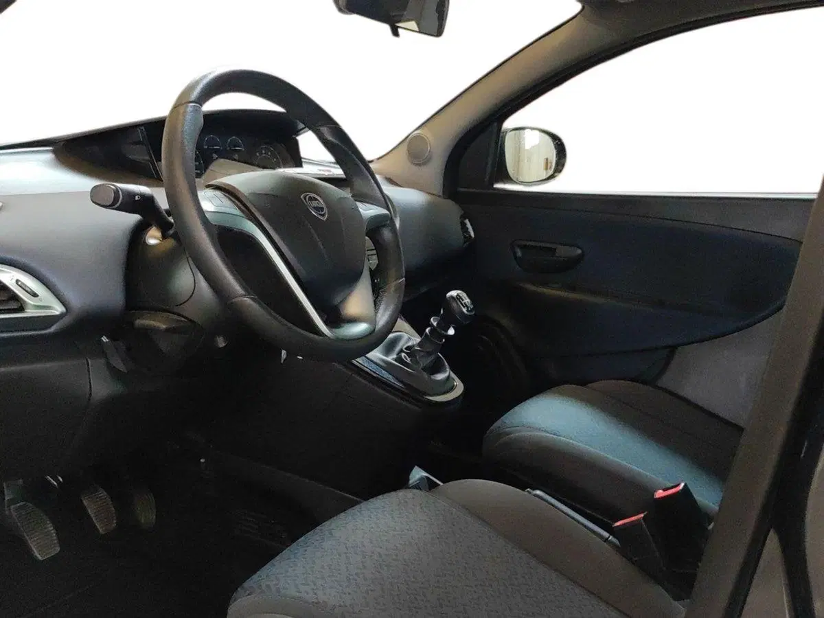 Lancia Ypsilon usata a Milano (6)