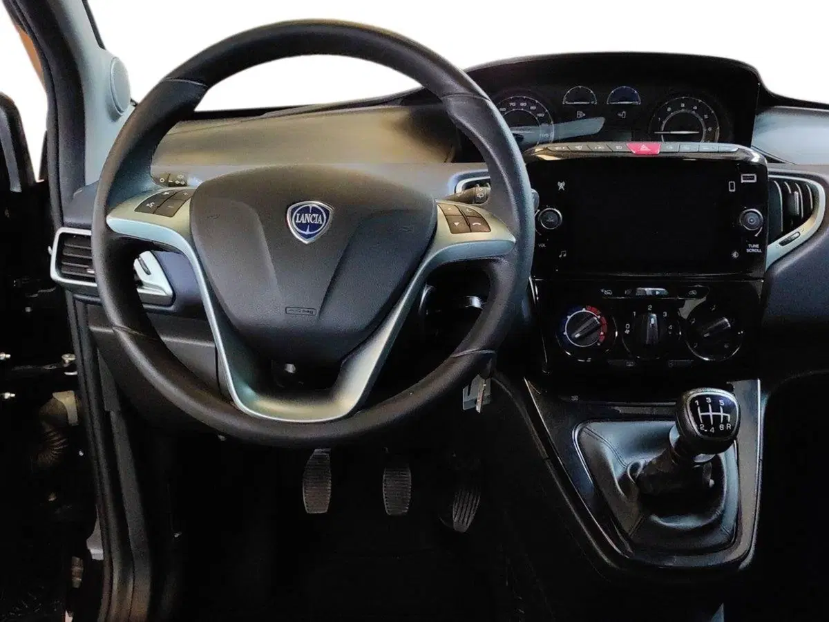 Lancia Ypsilon usata a Milano (7)