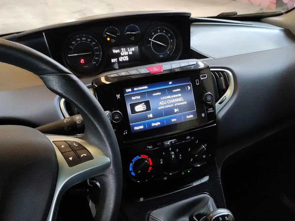 Lancia Ypsilon usata a Milano (9)