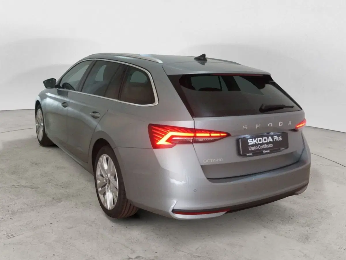 Skoda Octavia Station Wagon nuova a Torino (7)