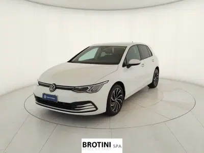 Volkswagen Golf 1.0 eTSI EVO DSG Life del 2023 usata a Massa