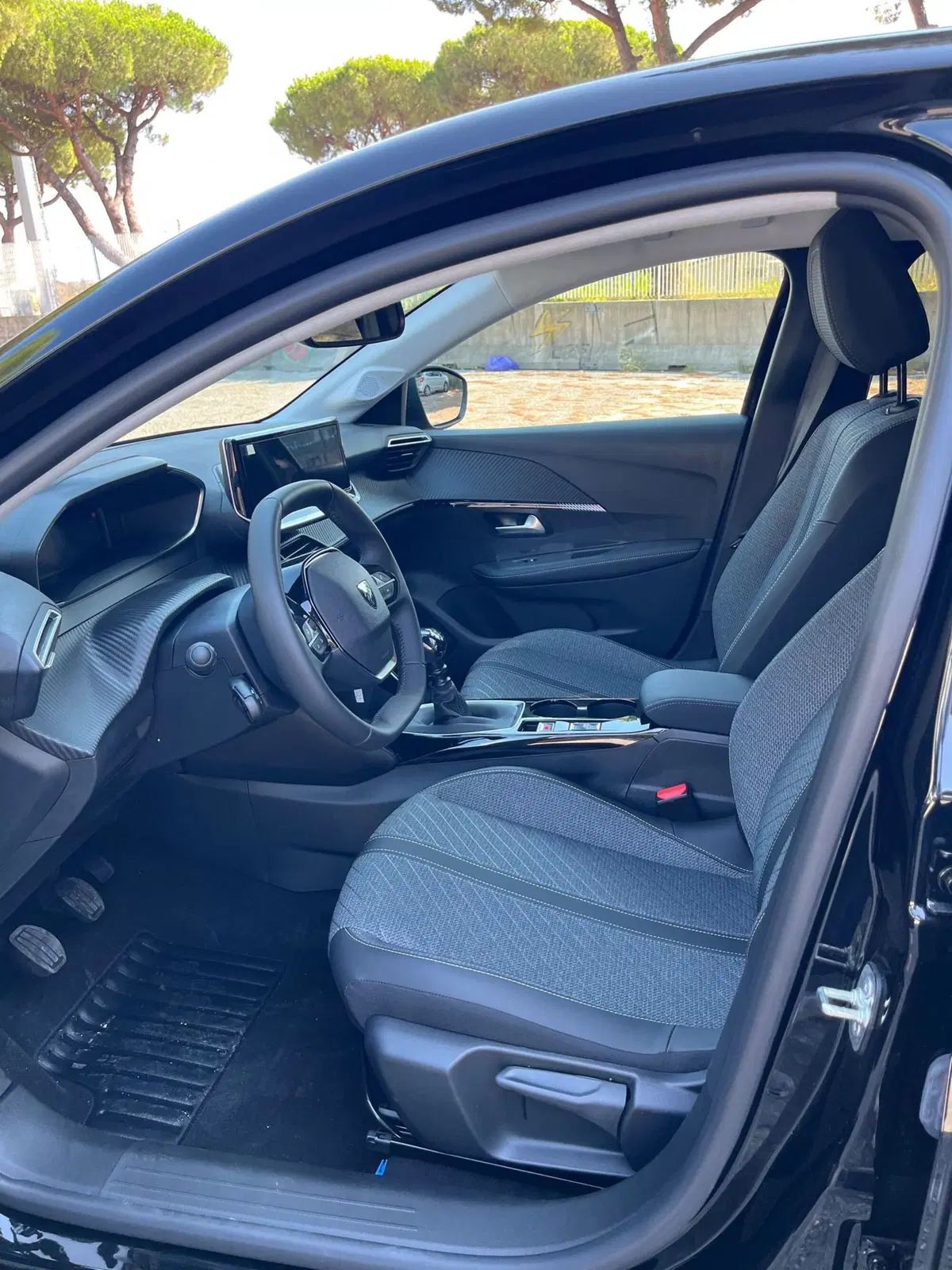 Peugeot 208 nuova a Massa-Carrara (15)