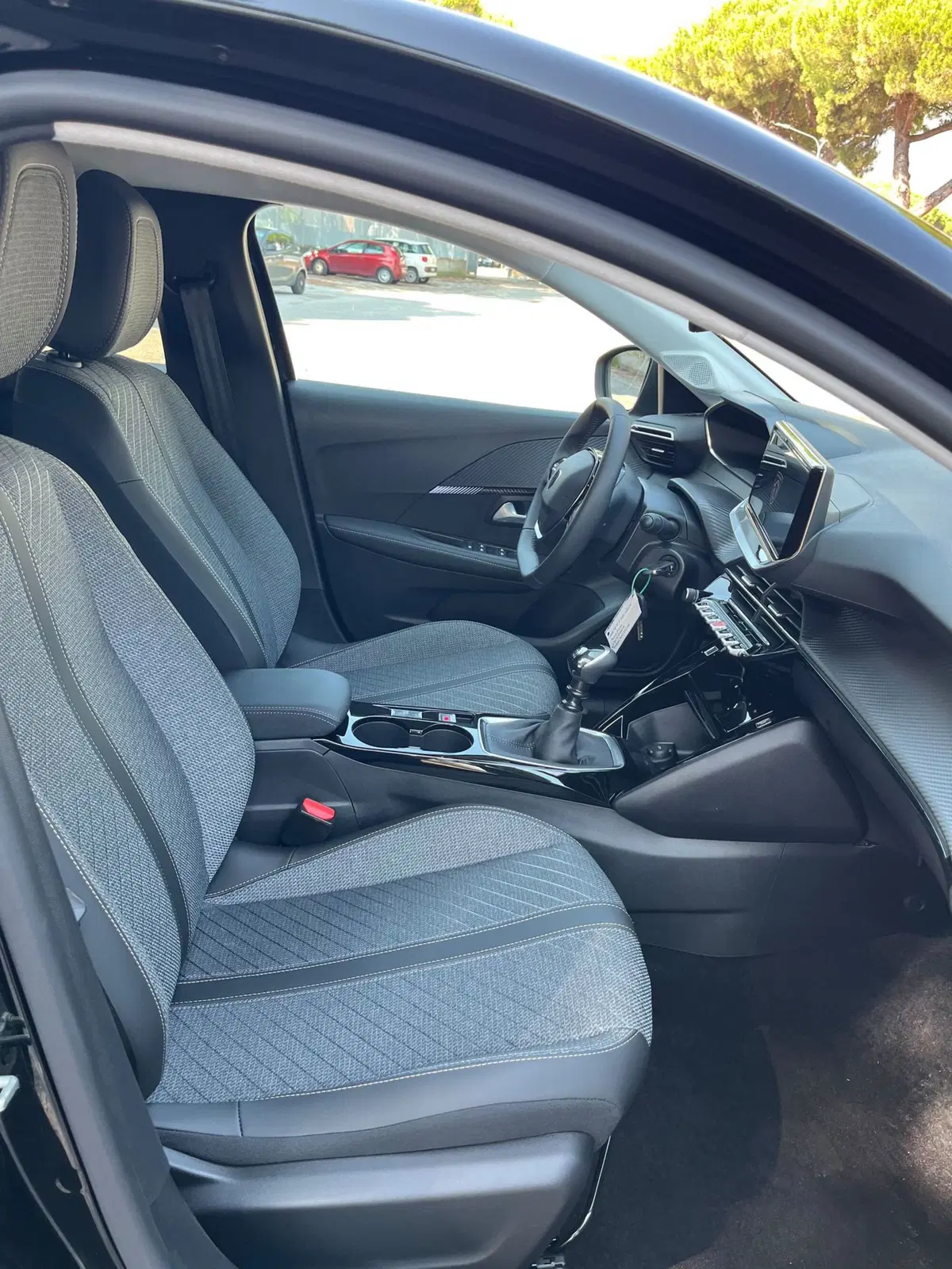 Peugeot 208 nuova a Massa-Carrara (16)