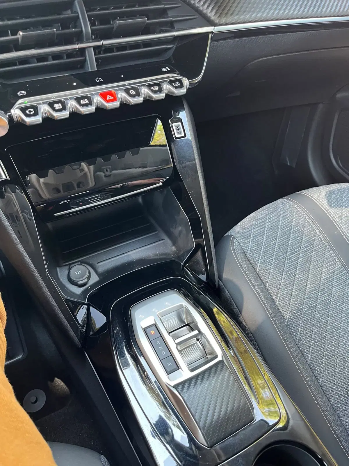 Peugeot 208 nuova a Massa-Carrara (12)