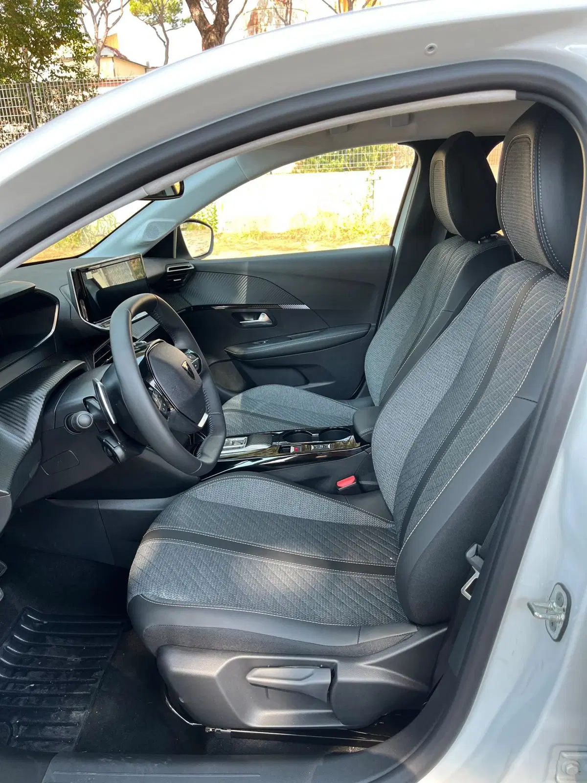 Peugeot 208 nuova a Massa-Carrara (13)