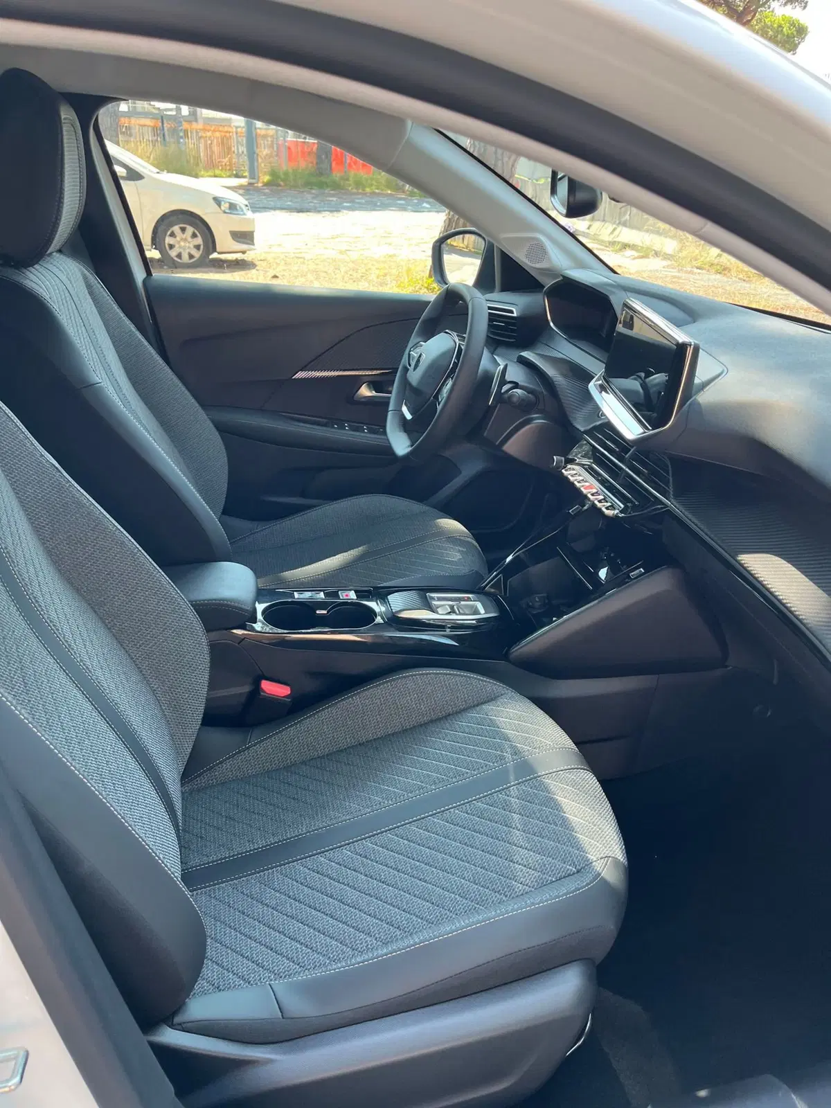 Peugeot 208 nuova a Massa-Carrara (14)