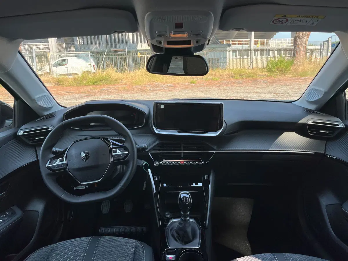 Peugeot 208 nuova a Massa-Carrara (10)