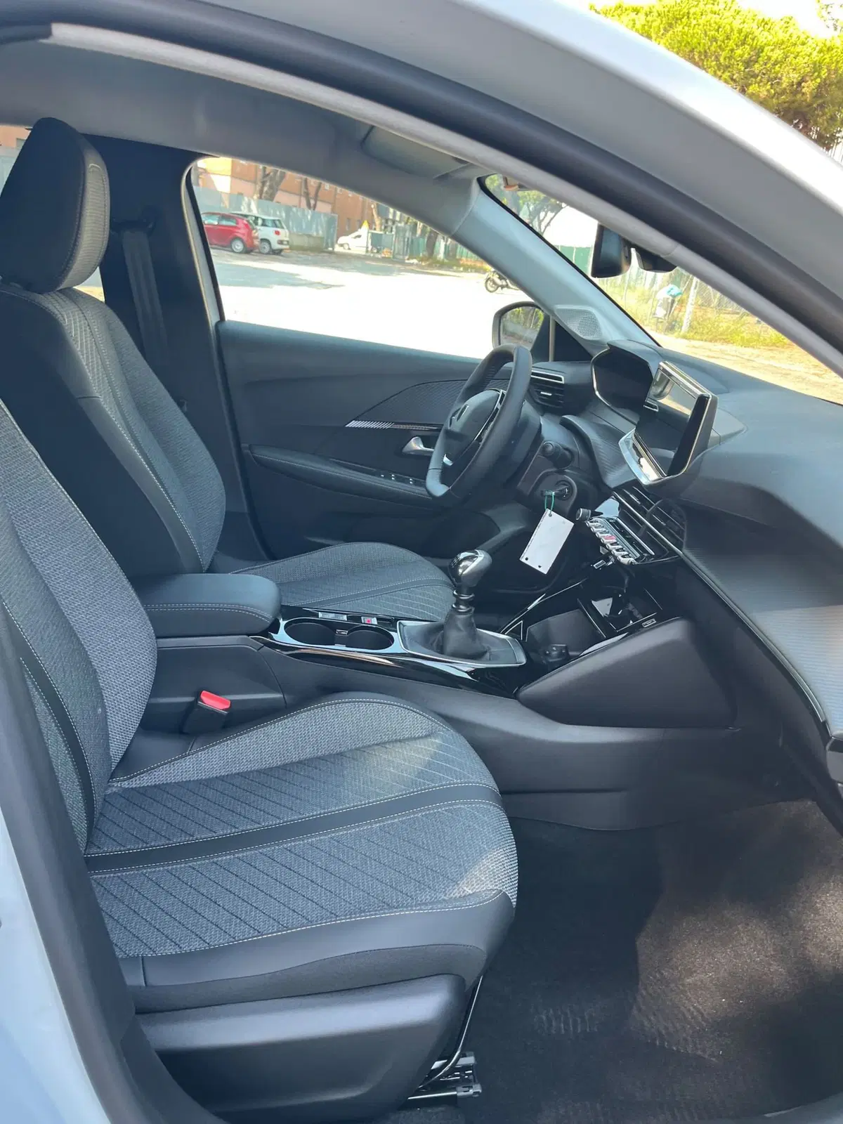 Peugeot 208 nuova a Massa-Carrara (11)