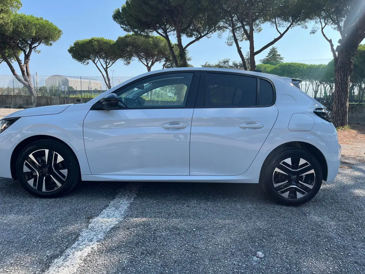 Peugeot 208 nuova a Massa-Carrara (4)