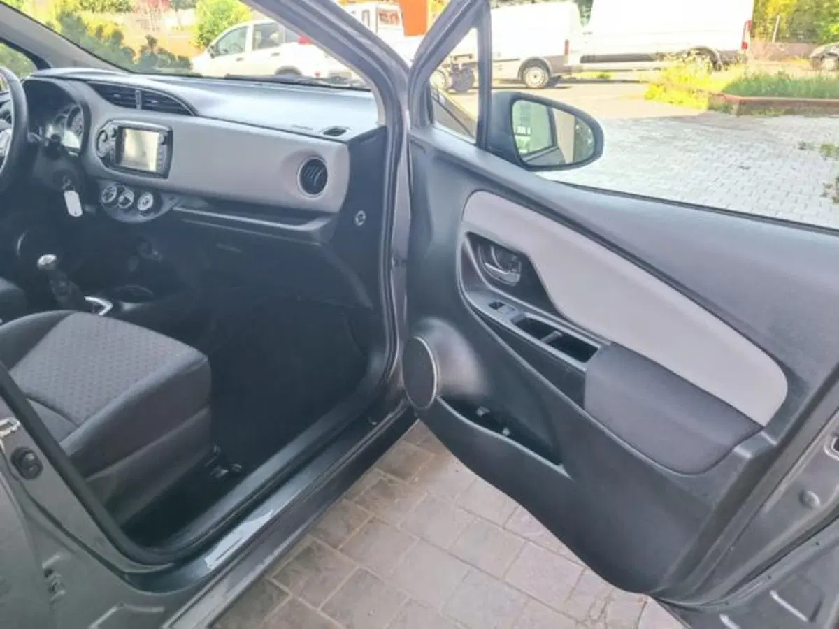 Toyota Yaris usata a Pisa (11)