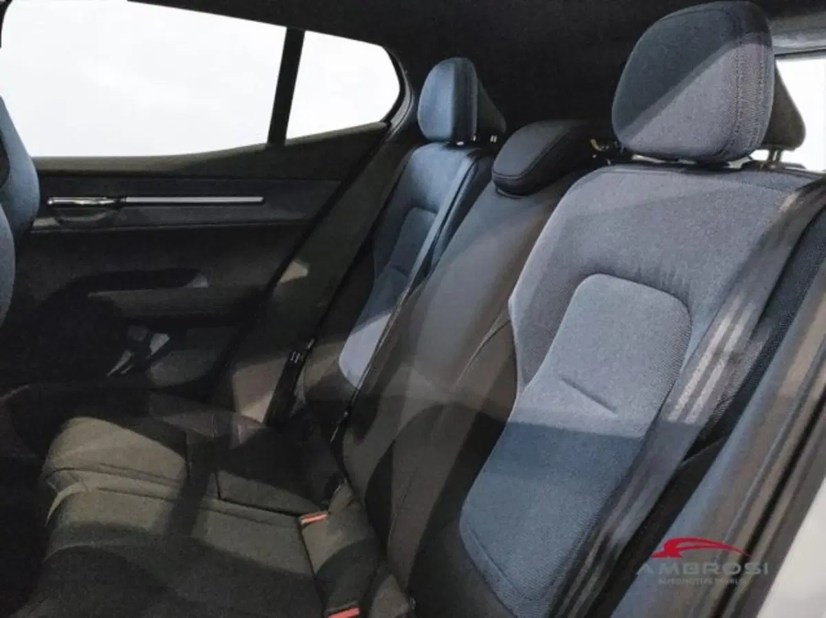 Volvo EX30 Cross Country nuova a Perugia (9)