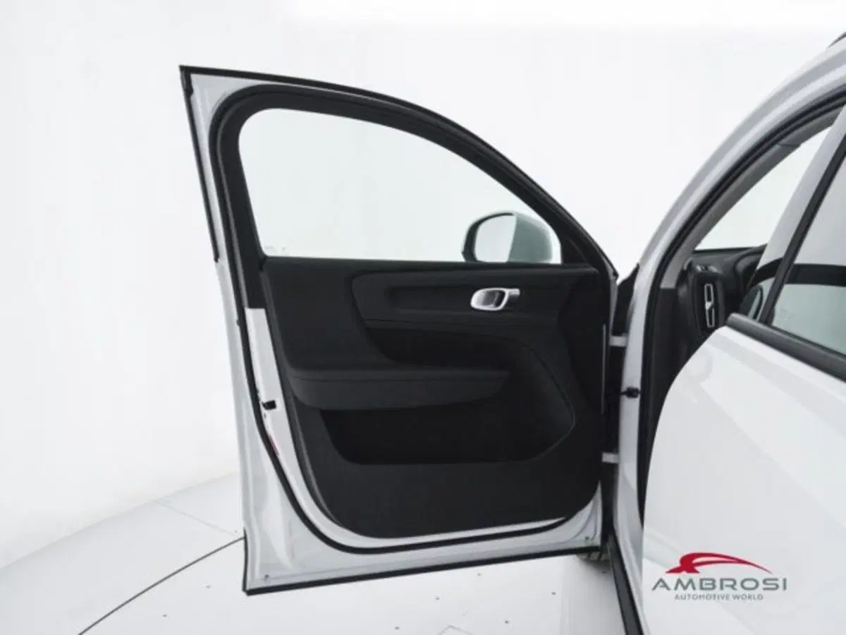 Volvo XC40 nuova a Perugia (11)