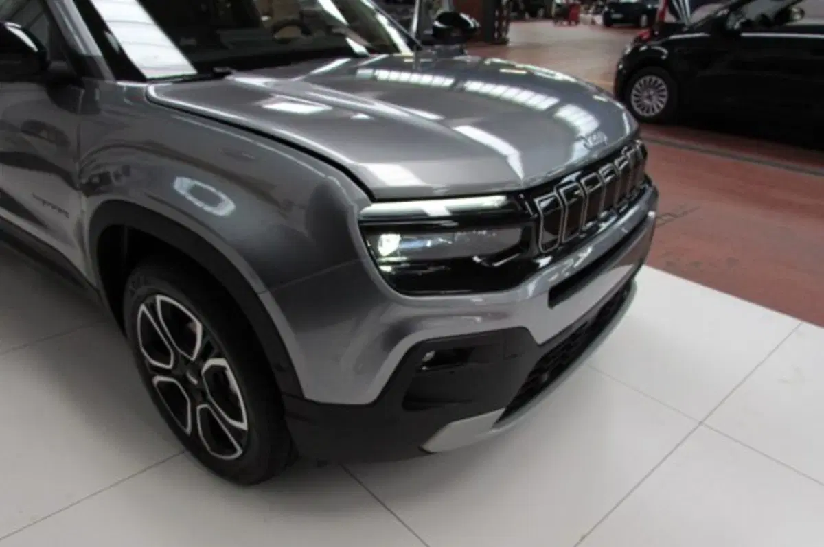 Jeep Avenger nuova a Milano (17)