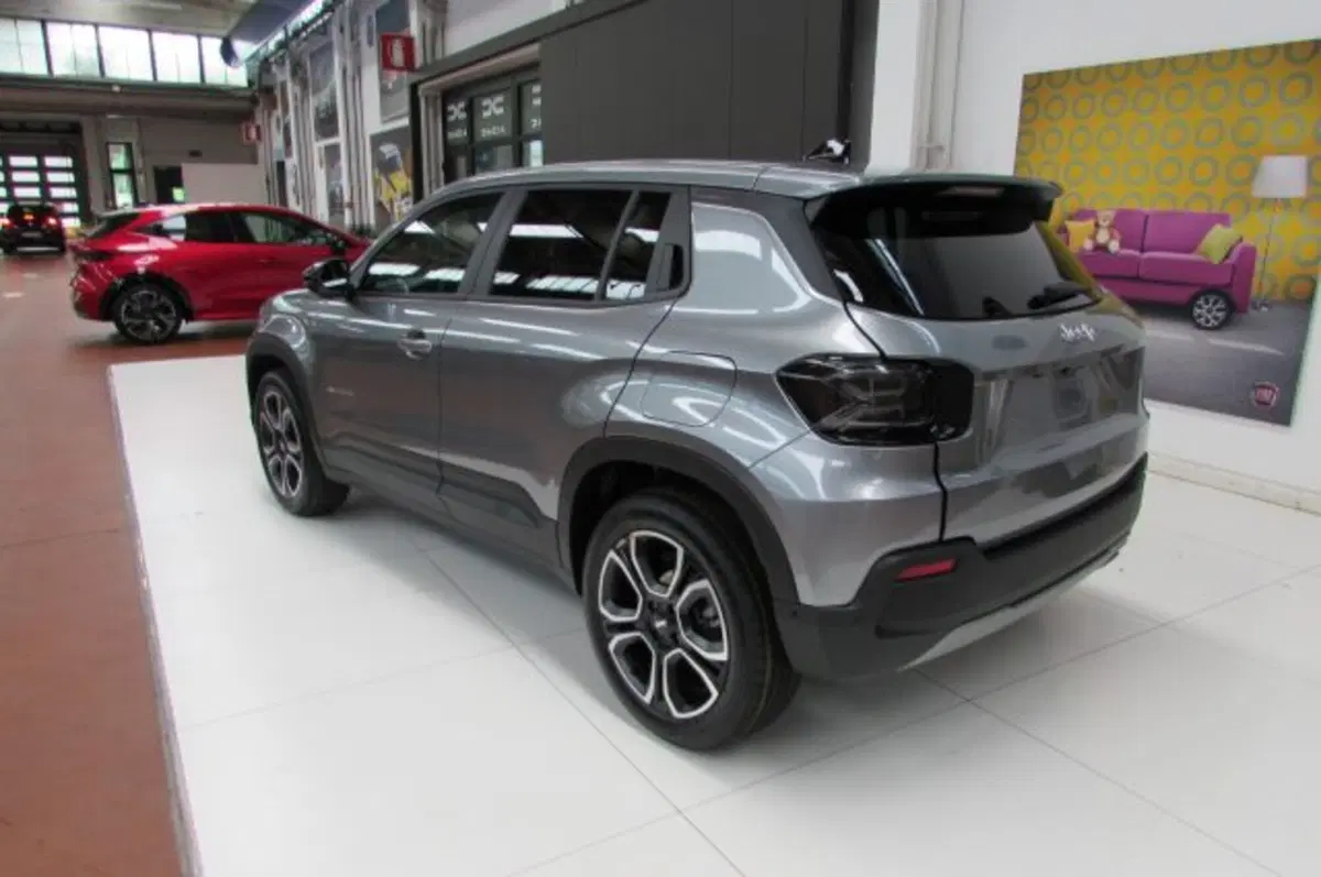 Jeep Avenger nuova a Milano (3)