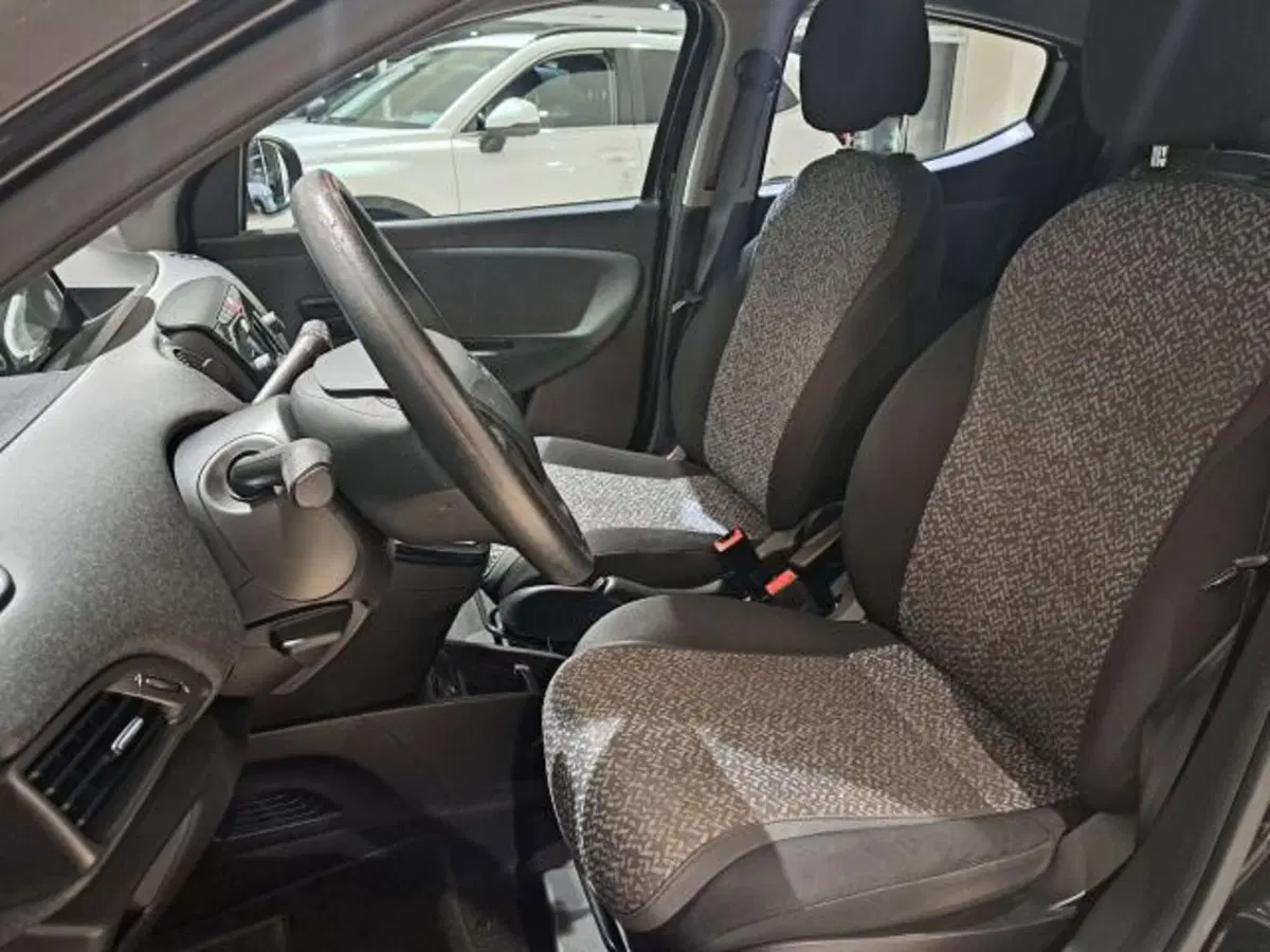 Lancia Ypsilon usata a Savona (10)