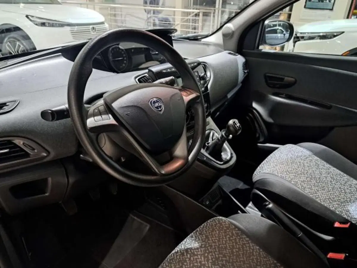Lancia Ypsilon usata a Savona (11)
