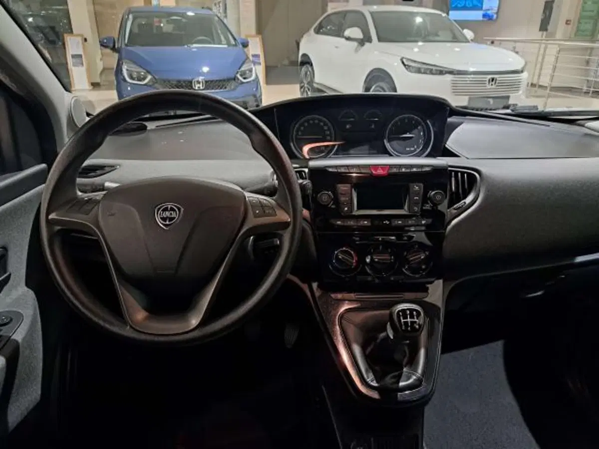 Lancia Ypsilon usata a Savona (12)