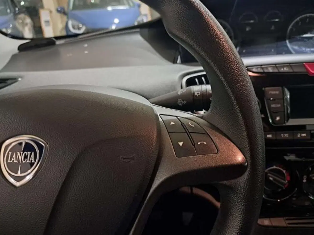 Lancia Ypsilon usata a Savona (13)