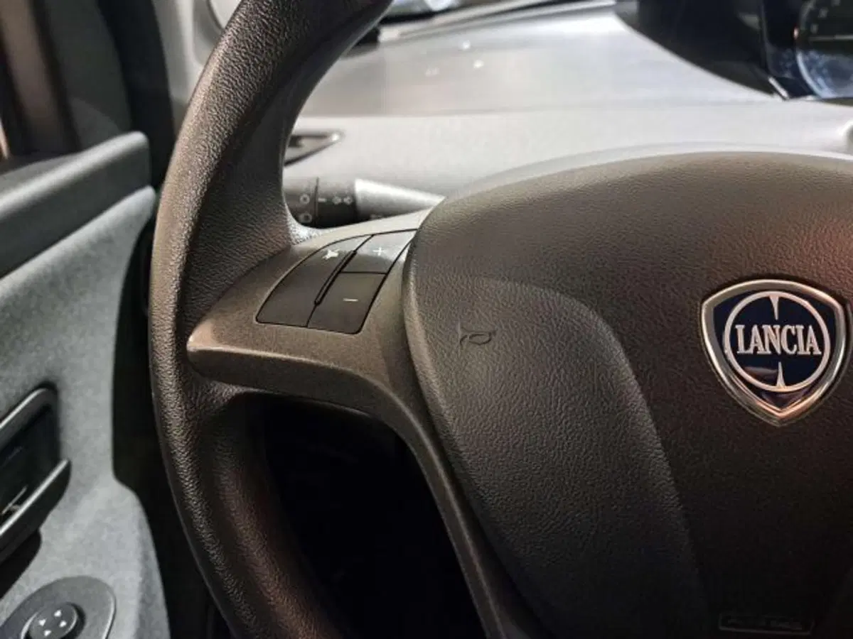 Lancia Ypsilon usata a Savona (14)
