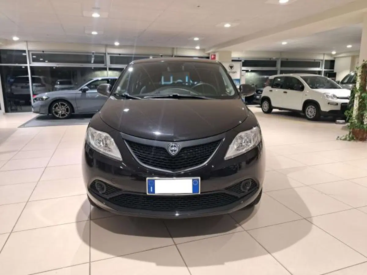 Lancia Ypsilon usata a Savona (2)