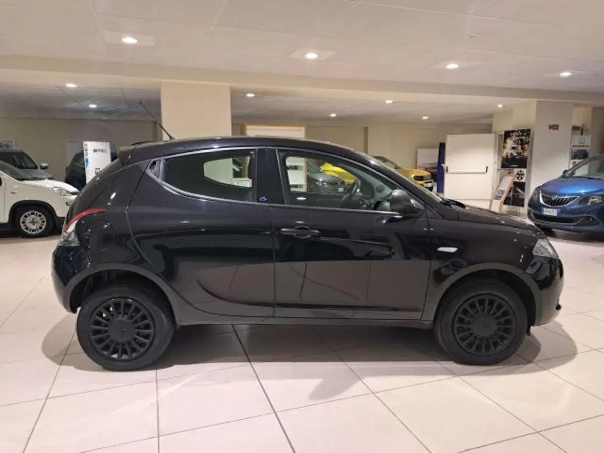 Lancia Ypsilon usata a Savona (4)