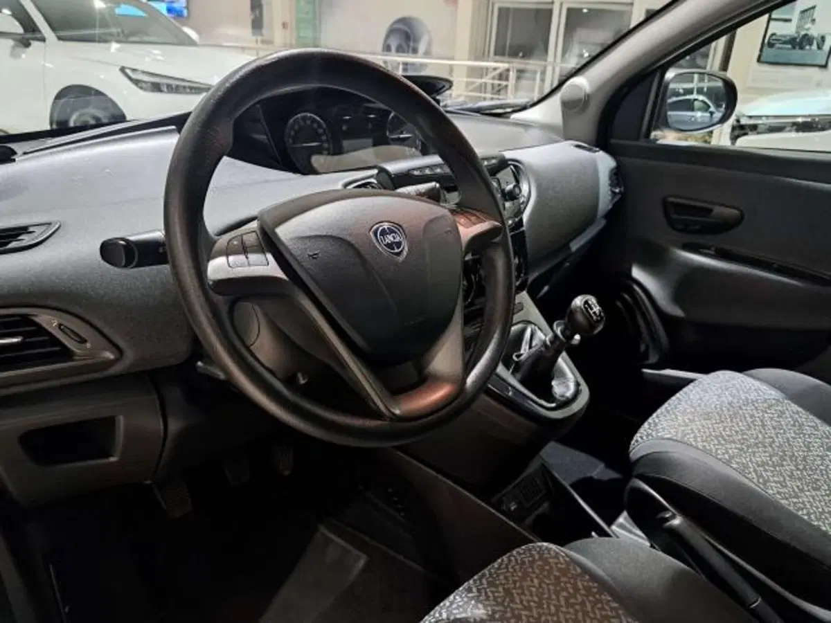 Lancia Ypsilon usata a Savona (9)