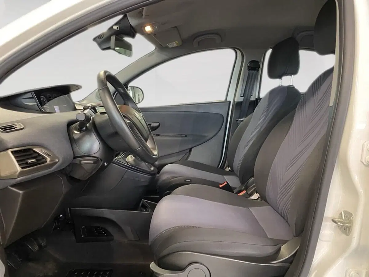 Lancia Ypsilon usata a Torino (7)
