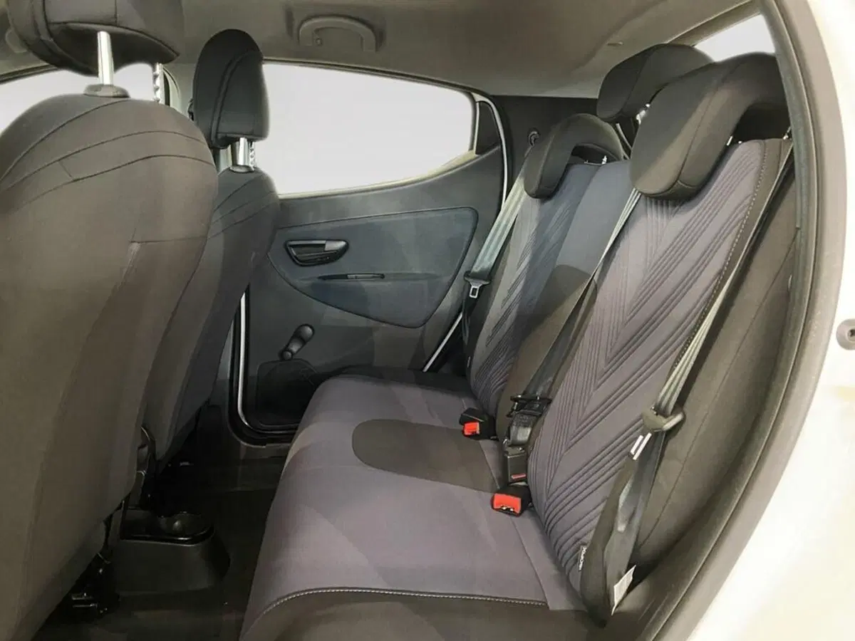 Lancia Ypsilon usata a Torino (8)