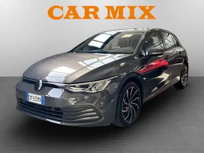 Volkswagen Golf 1.0 eTSI EVO DSG Life del 2023 usata a Piacenza