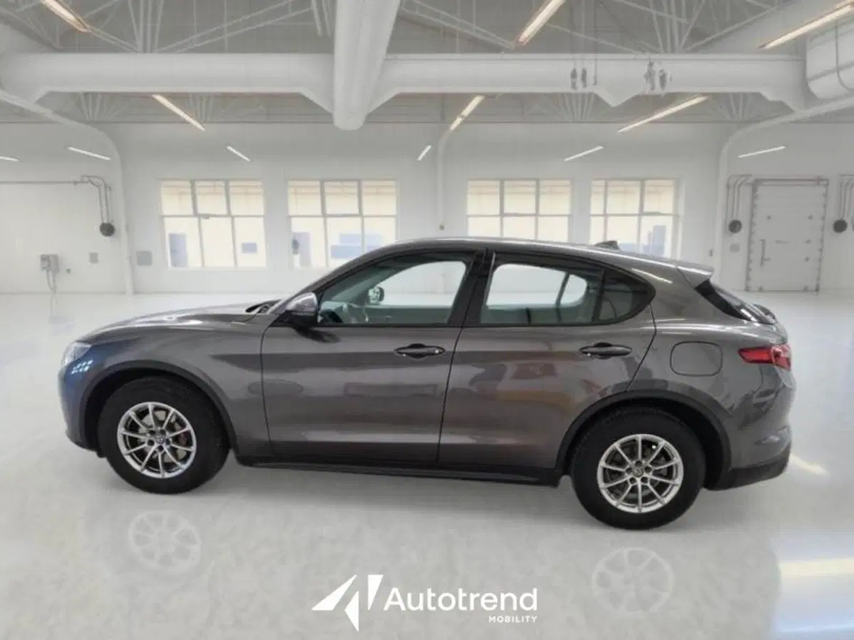 Alfa Romeo Stelvio usata a Bari (15)